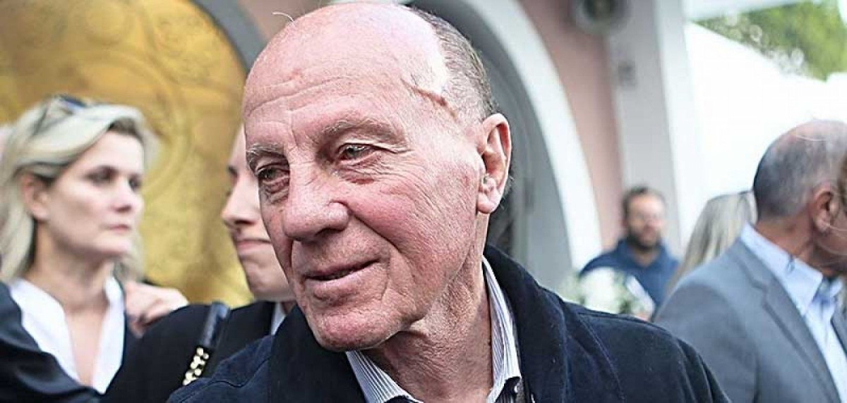 Ώρες αγωνίας για τον Μίμη Δομάζο – ο “στρατηγός” κατέρρευσε ενώ περπατούσε στο Χαλάνδρι