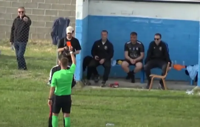 Διαιτητής απέβαλε σε επίσημο αγώνα τον (προπονητή) αδερφό του γιατί… ειρωνεύτηκε τον λάινσμαν (+video)