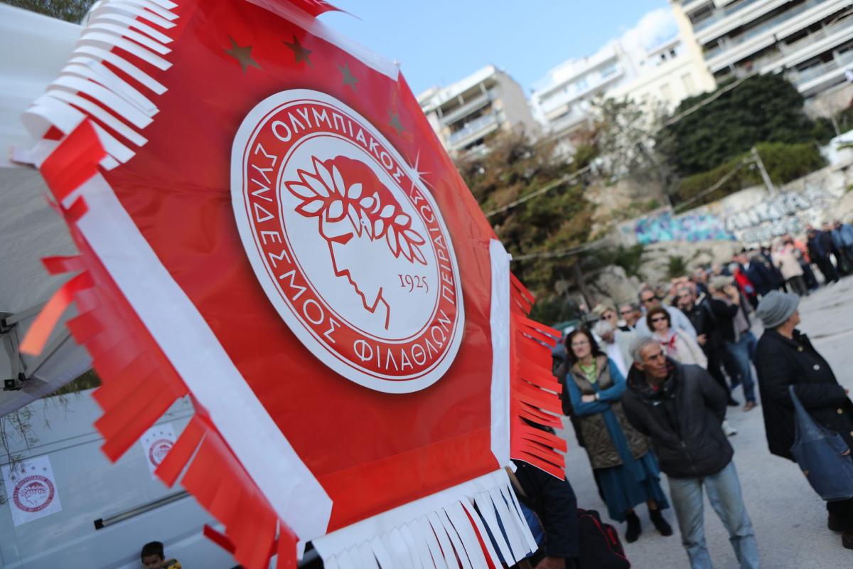 Ολυμπιακός: Mοίρασε 2.500 σαρακοστιανά γεύματα και χαρταετούς σε πολίτες του Πειραιά