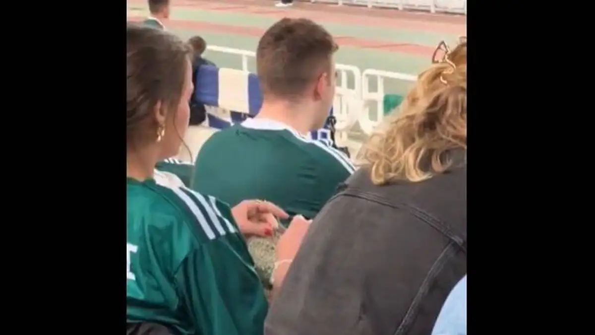 Παναθηναϊκός – ΑΕΚ: Γυναίκα φίλαθλος ξεκίνησε πλέξιμο στη κερκίδα