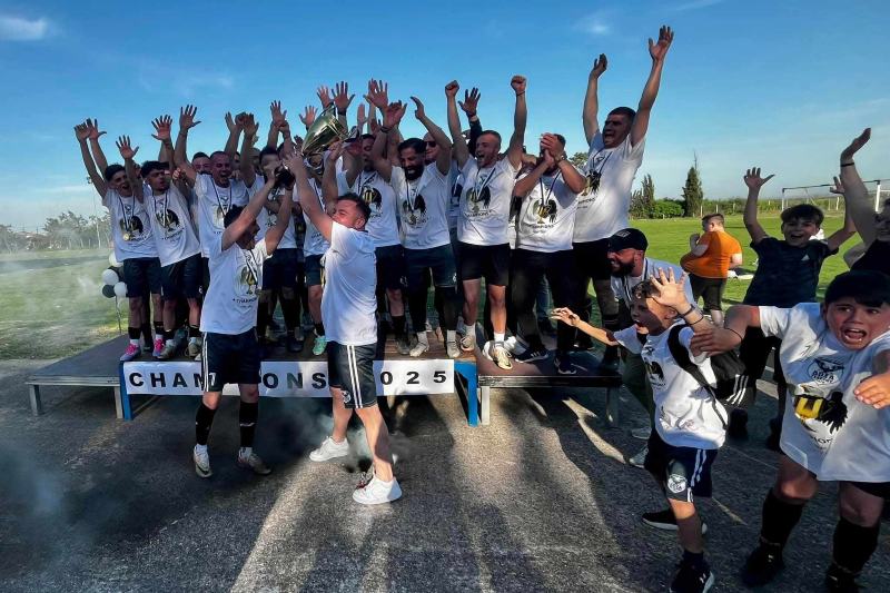 Γύρος θριάμβου πάνω σε… καρότσα (vid)