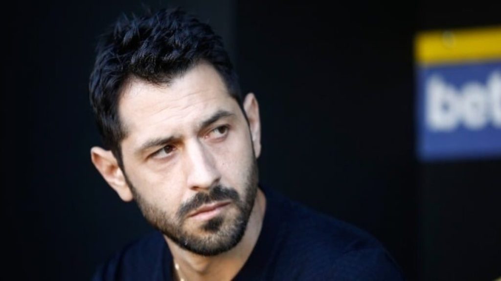 Ο Γιώργος Πετράκης στον πάγκο των “βυσσινί”