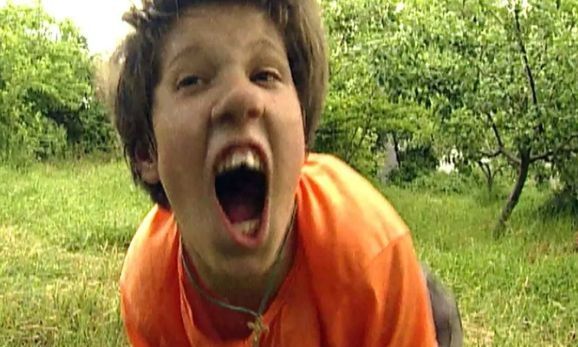 Κορίτσι «μεγαλωμένο από σκύλους» γάβγιζε σε ξένους μετά την εγκατάλειψή του από τους γονείς του